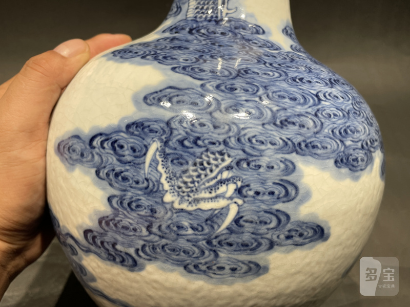 清乾隆 浆胎青花云龙七现天球瓶 - 图6